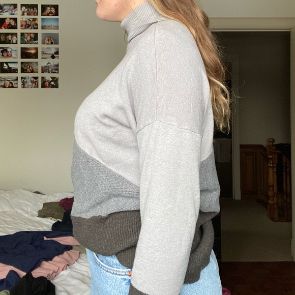 turtleneck - Picture 1 of 3